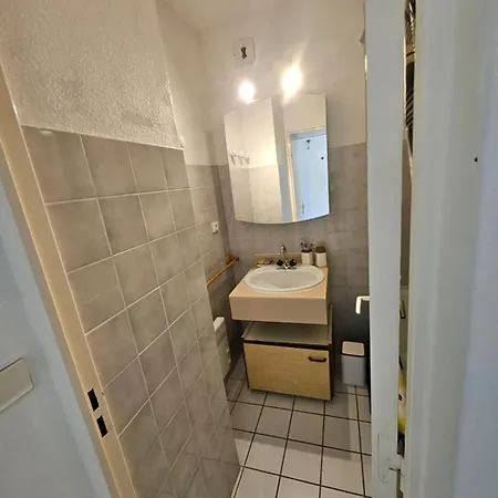 Apartamento T2 En Rez De Jardin A 150m De La Avec Piscine Et Parking