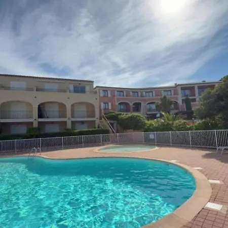 T2 En Rez De Jardin A 150m De La Avec Piscine Et Parking * Sainte-Maxime